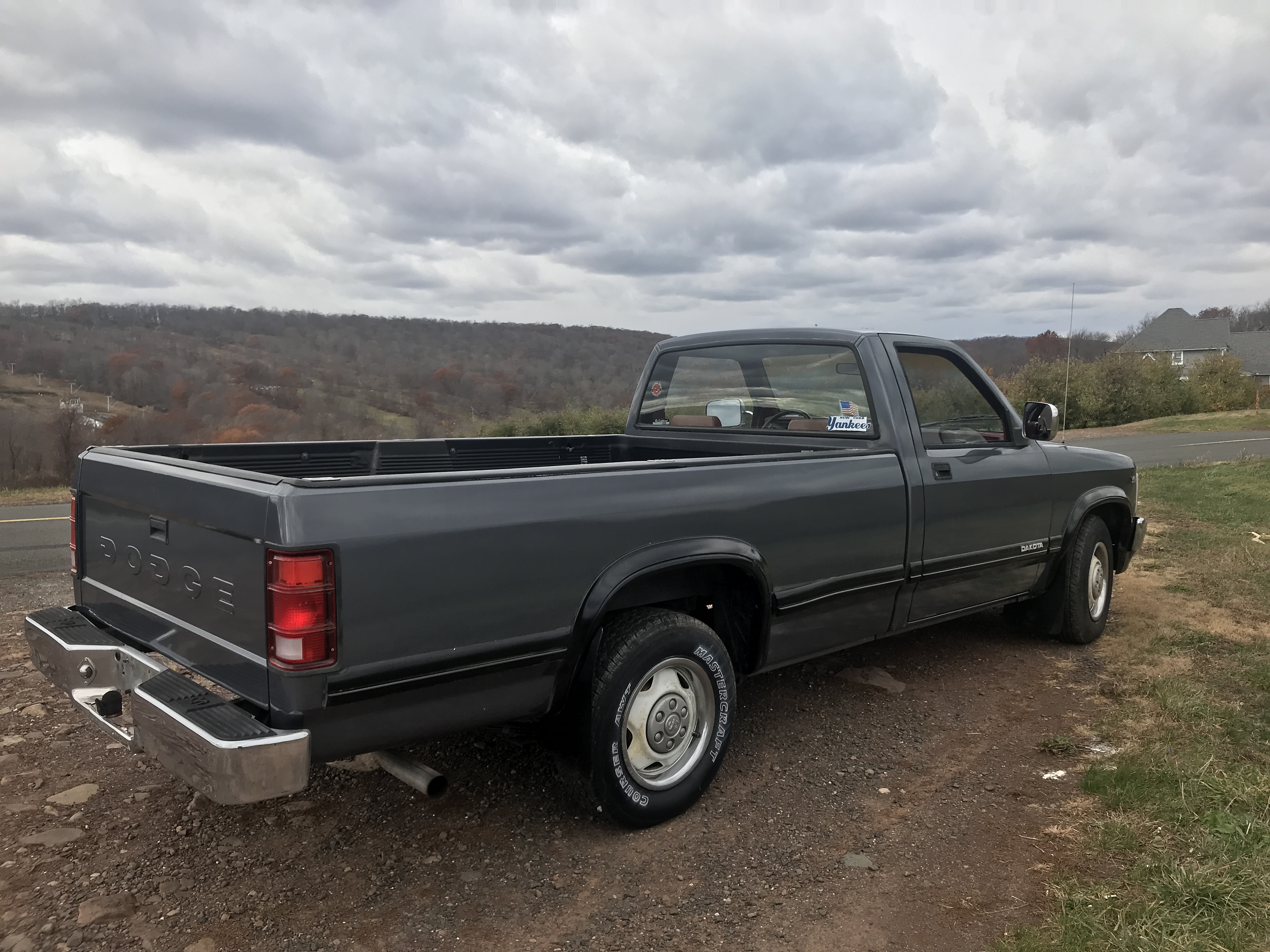 1991 Dodge Dakota Pickup ONE OWNER 117K 8 foot bed and roomy bench seating NICE — photo 3
